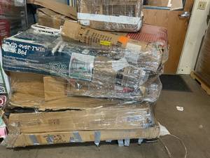 lot 784 image: Wholesale Pallet of Assorted  Miscellaneous Items