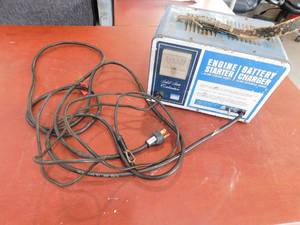 lot 40 image: Battery Charger