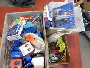 lot 60 image: Lot of electrical items, door knobs and radom tools.