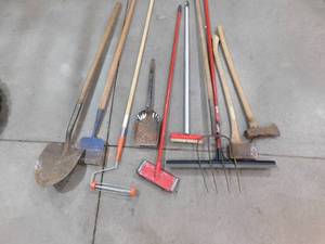 lot 95 image: Long handle Tool Lot
