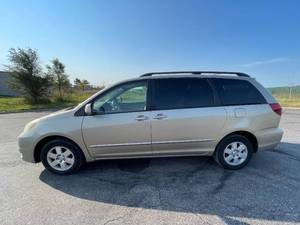 lot 16V image: 2004 Toyota Sienna XLE 7 Passenger - 2 OWNERS