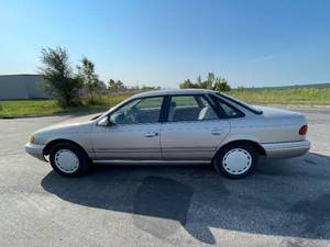 lot 17F image: 1994 Ford Taurus GL