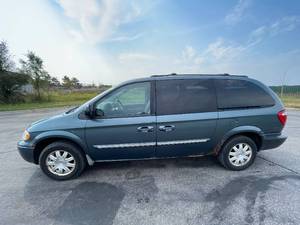 lot 16X image: 2005 Chrysler Town AND Country
