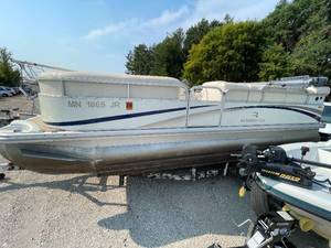 lot 16S image: 2003 Bennington Pontoon 2050RL