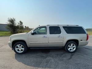 lot 25F image: 2008 Chevrolet Suburban LS - 4X4 - 2 OWNERS
