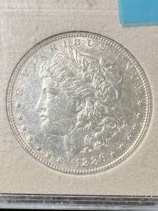 1886 US MORGAN SILVER DOLLAR IN PLASTIC CASE