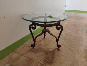 lot 9 image: ROUND GLASS END TABLE