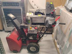 lot 36 image: CRAFTSMAN 26 SNOWBLOWER WITH ELECTRIC START