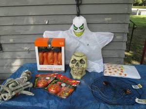 Halloween bowling game, pumpkin car...