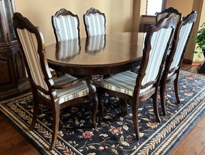 lot 3 image: Elegant Dining Room Table with Six Chairs