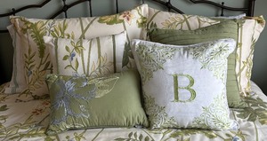 lot 26 image: Beautiful Queen Bedding Ensemble