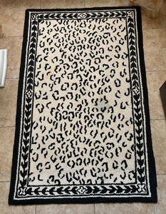 lot 30 image: Safavieh Chelsea Collection Rug