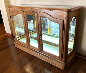 lot 31 image: Low Display Cabinet with Mirrored Back and Glass Shelves