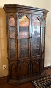 lot 15 image: Vintage Wooden Hutch  Display Cabinet