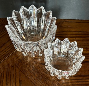 lot 40 image: Two Pretty Orrefors Fleur Bowls
