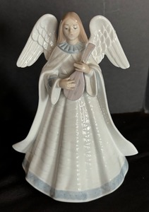lot 45 image: Angelic Melody Figurine by Lladro