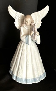 lot 106 image: Llardo Heavenly Harpist Figurine