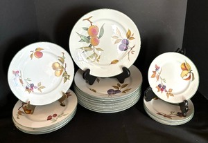 lot 107 image: Vintage Royal Worcester Evesham Vale China Grouping