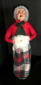 lot 115 image: Three Byers Choice The Carolers Figurines