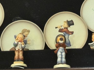 lot 214 image: Shadow Box Framed Miniature Hummel Figurines and Plates