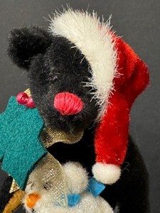 lot 211 image: Little Gems Kris Kringle Figurine