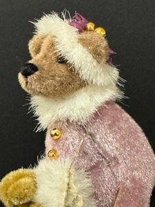 lot 209 image: Little Gems Alexandra
