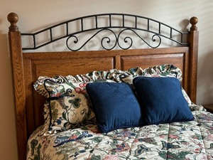 lot 10 image: Beautiful Wood and Metal Frame with Bedding
