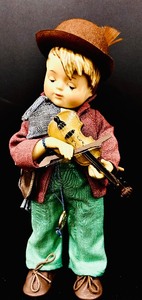 lot 54 image: Vintage 13 MJ Hummel  Little Fiddler Figurine