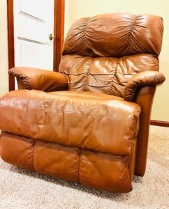 lot 55 image: Leather La-Z-Boy Swiveling Recliner