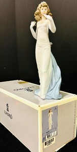 lot 67 image: Vintage Lladro Porcelain Figurine Velada en Jardin Anticipation