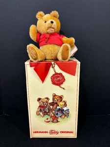 lot 68 image: Hermann Teddy Original  Teddy Bear Convention 1997