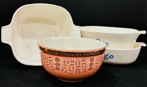 lot 166 image: Corning Ware and Halls Superior Quality Kitchenware