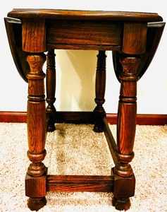 lot 187 image: Vintage Drop Leaf Wooden End Table