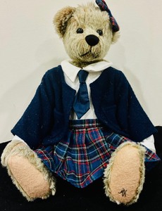lot 239 image: Bear Ganz Cottage Collectables 1990 Mary Original