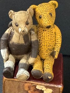 lot 136 image: Three Miniature Sarahs Attic Bear Figurines