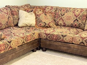 lot 1 image: Gorgeous and Comfortable Upholstered Sectional