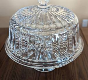lot 303 image: Pretty Domed Glass Cake Plate