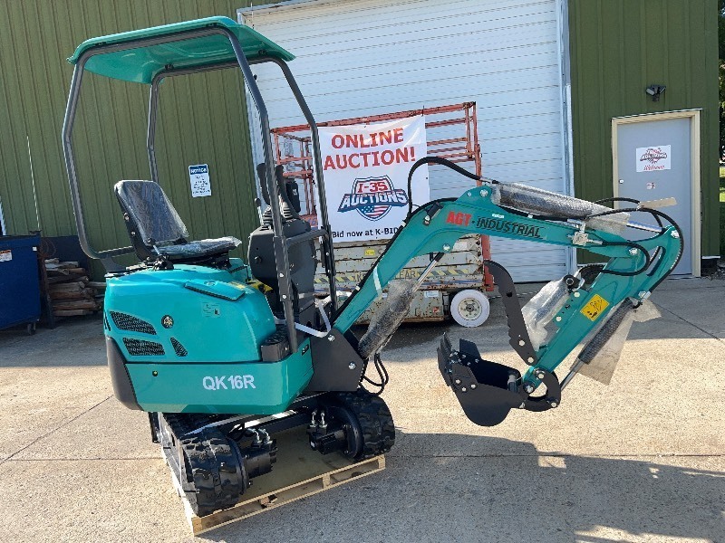 lot 206 image: 2024 AGT Mini Excavator QK16R with Powered Thumb