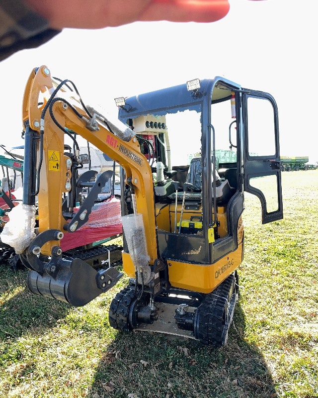 lot 191 image: 2024 AGT Mini Excavator QK18RXS-C  missing windshield