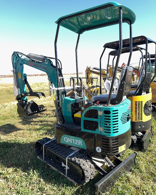 lot 189 image: 2024 AGT Mini Excavator QH12R