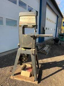 lot 9 image: 12 Inch Bandsaw
