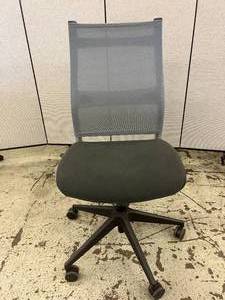 lot 5 image: High Quality SitOnIt Seating Amplify Mesh Back Commercial Grade Office Chair - Great Condition
