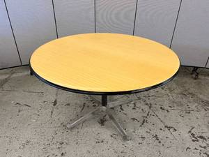 lot 13 image: Mid Century Herman Miller Classic table designed by Charles & Ray Eames for Herman Miller. constructed maple veneer top, composite core & aluminum base. Edge is&nbspblack rubber&nbspbanded - Great Condition
