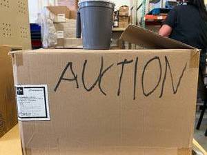 lot 33 image: 1 Case (100case) NEW Medline DYND80535 100Ct Single-Use Non-Insulated Plastic Pitcher with Handle & Lid - Gray (open box)