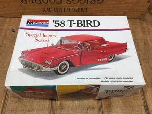 lot 121 image: Monogram 58 T-Bird Special Interest Series 124 Model Kit
