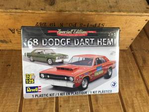 lot 123 image: Minty Revell 68 Dodge Dart Hemi 125 Model Kit