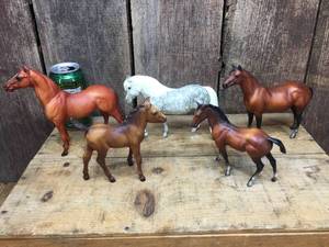 lot 137 image: 5 Small Breyer Horses