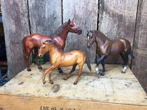 lot 138 image: 3 Breyer Horses