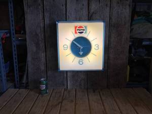 lot 153 image: Vintage Pepsi Light-Up Clock - Works