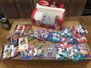 lot 199 image: 2000 Donruss Football Cards